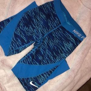 Small Capri length Nike pro leggings!
